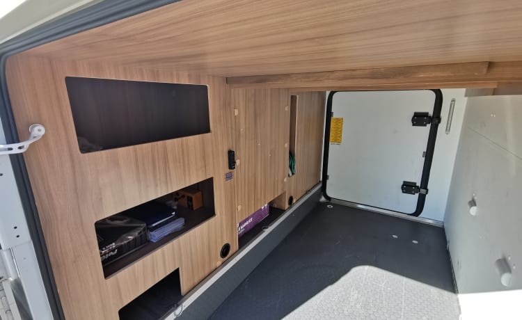 Moderne Sunliving Motorhome ideaal voor gezinnen of groepen van 4+