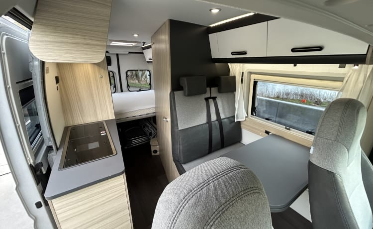 Gloednieuwe campervan met TentTop