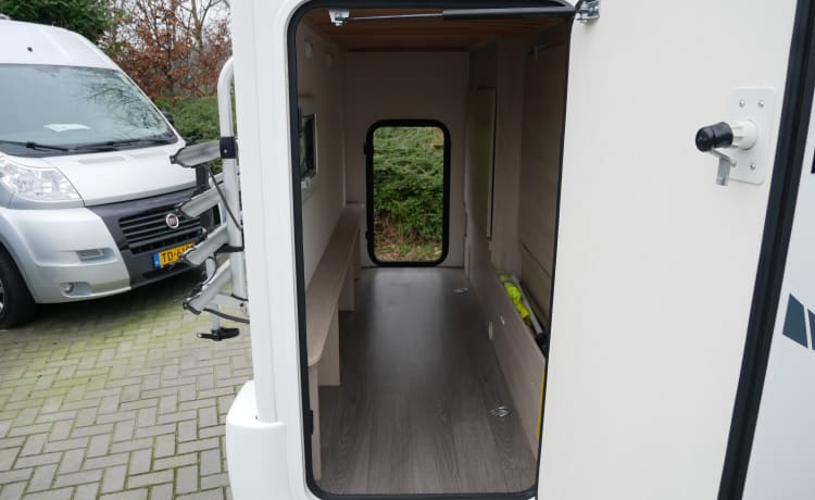 Chausson C656 Alcove, 6 Seats/Berths