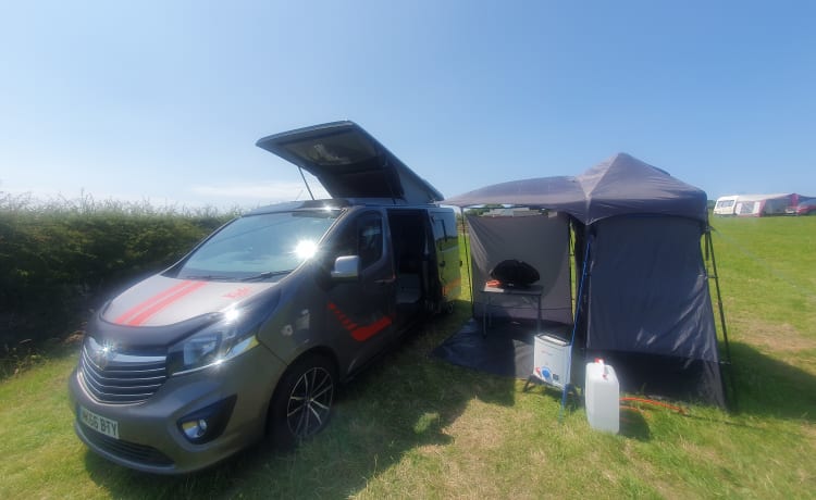 Betty – Betty op maat gemaakte full off-grid 4-persoons Vauxhall vivaro campervan uit 2017