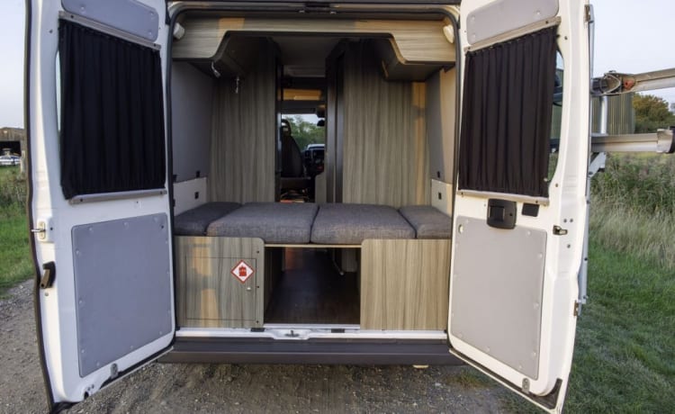 Peugot Boxer – Camper a 2 posti letto a ruota lunga con doccia, WC e TV