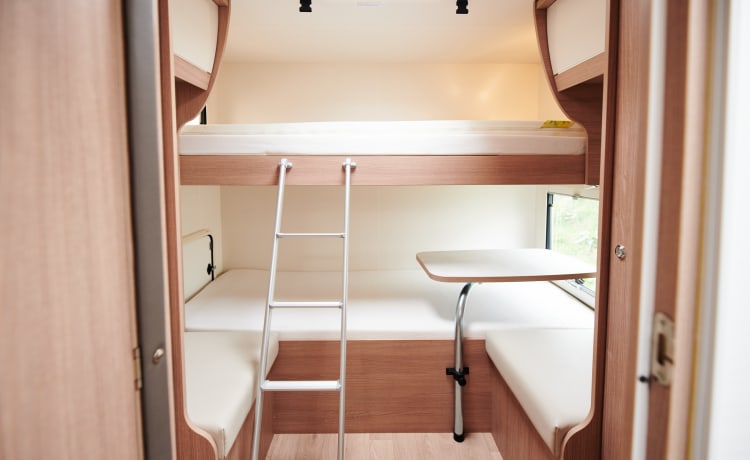 Spacious integral camper for 5 people