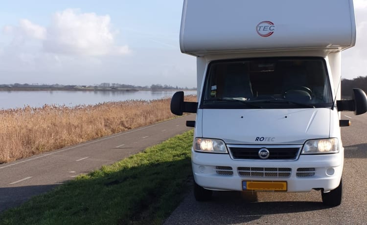 Camper_Vibes_ – Fiat Ducato alcove from 2004 (4 spacious sleeping places)