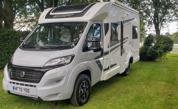 Moderne Swift 4-persoons camper. All-Season opgezet