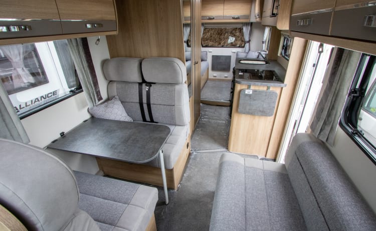 Luxe voor twee, comfort voor 4, knus voor 6; een mooie bijna nieuwe camper,