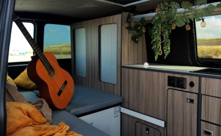 Luckycamp  – Stoere lange Volkswagen T5 camper met zijde hefdak