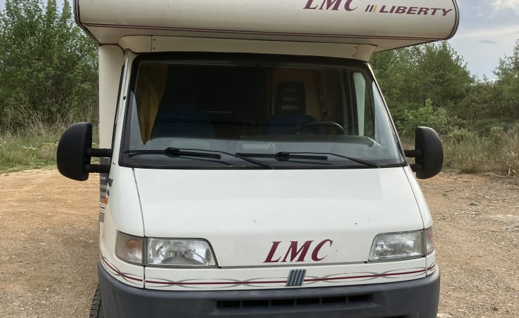 4 slaapplaatsen en 6 zitplaatsen (ook tijdens het rijden) – Nice Camper from flexible owners