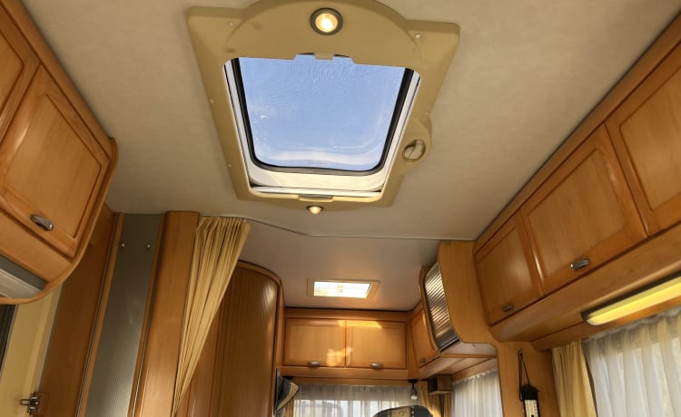 Hymer B575, AUTOMATIC, Air conditioning, Fixed bed and Lift-down bed 5 pers. sleeping/seating