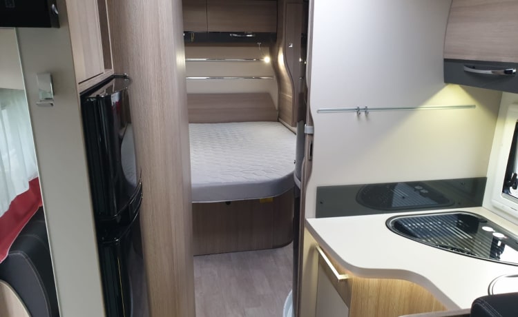 Very luxurious, spacious and comfortable camper with Queen size bed, super complete!