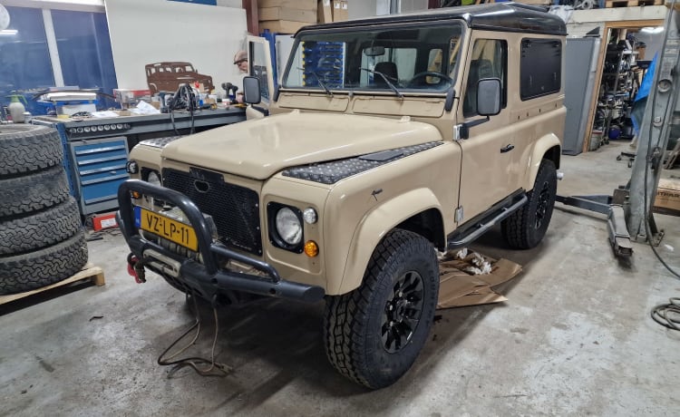 Boelo – Defender 90 300 TDI with roof tent and awning