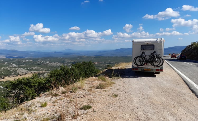 Nice 6-person alcove camper for rent