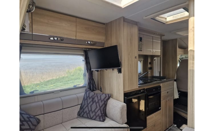 Rent & Drive! – 2-3 berth Peugeot Compact motorhome 2018