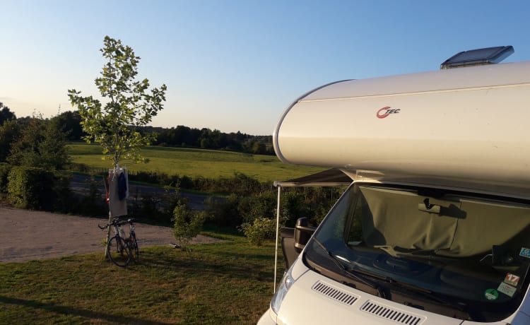 Camping-car alcôve entièrement meublé