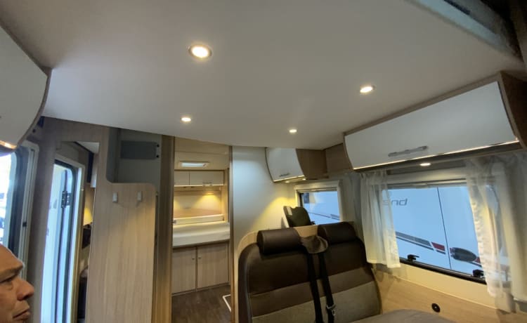 Exultare – Relaxed op stap met deze complete 4p camper.  Wel >3j C1 rijbewijs