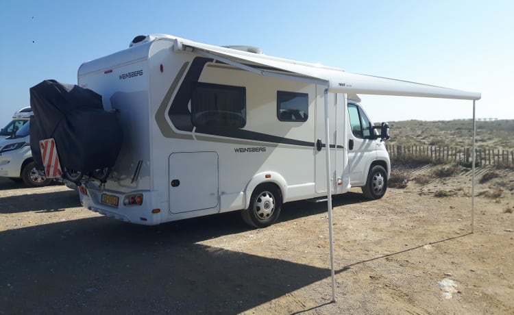 Camper moderno con molti extra