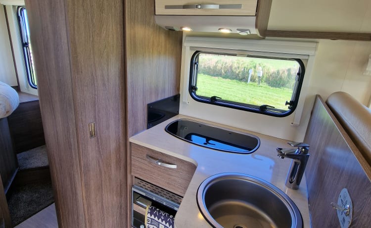 Betty – Premium Duitse camper waar het hele gezin van kan genieten!