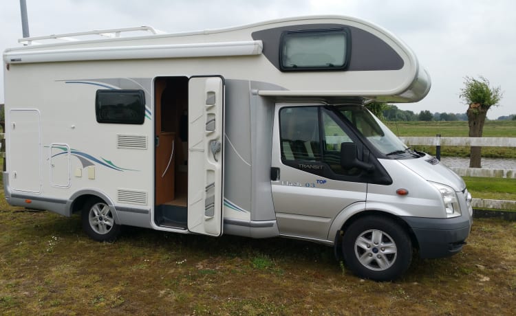 Beau camping-car familial complet avec un grand coin salon