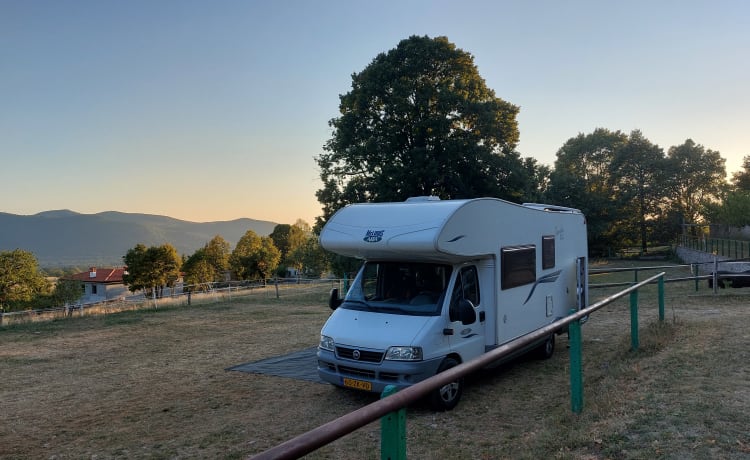 JoEliday – Geräumiger Familiencamper mit Backofen und Klimaanlage