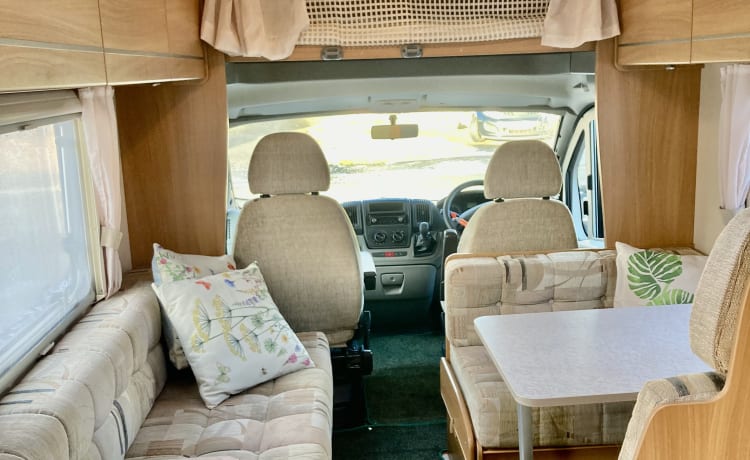 Maisie – Beau camping-car avec tout ce dont vous avez besoin.