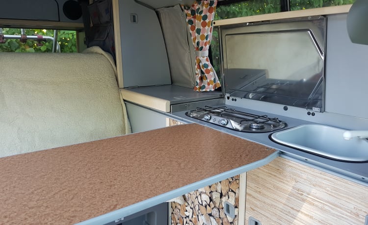 Agréable camping-car Volkswagen avec pont relevable et lit gigogne pour 2 personnes