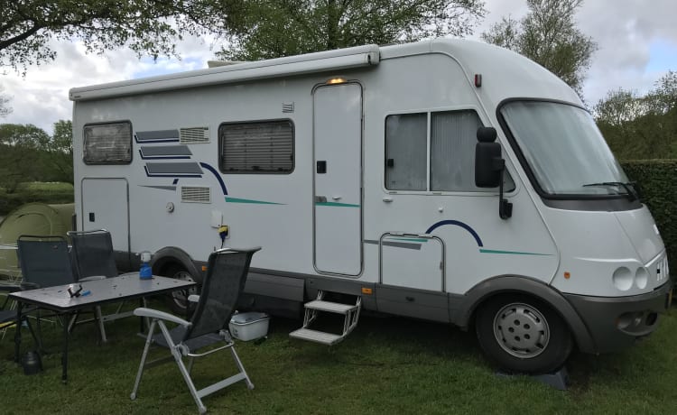 6 persoons hymer – Joli camping-car intégral (Hymer) avec beaucoup d'espace de rangement pour 6 personnes