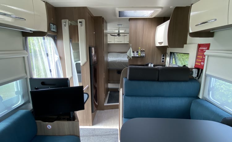 Luxe tweepersoons Queensbed camper Chausson – Volledig ingericht 