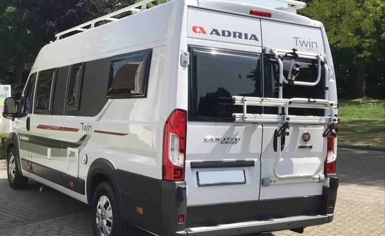 Twinny – Adria 640 SLX, lengtebedden, zonnepaneel, trekhaak, imperiaal, fietsenrek