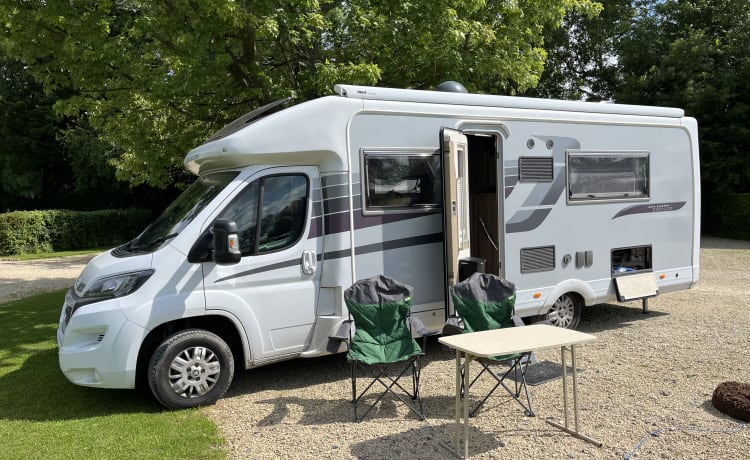 Summer Breeze – Speciale nieuwe aanbieding! Luxe camper met vier slaapplaatsen en twee veiligheidsgordels