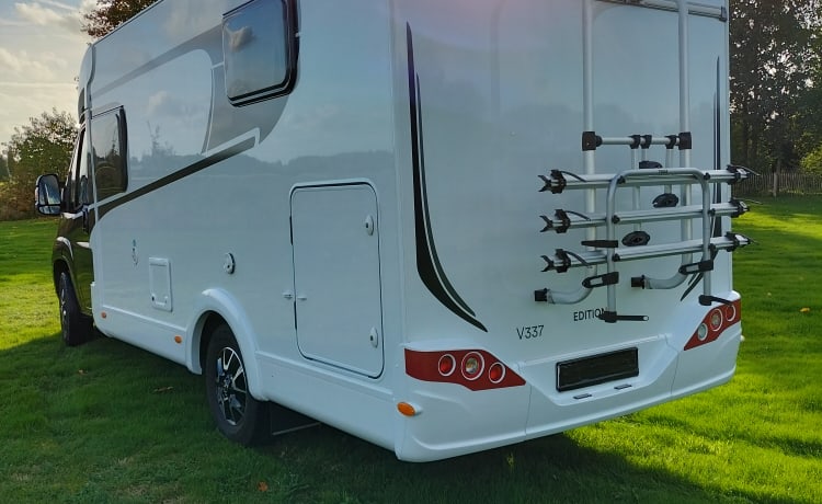 Vannie – Uit 2022!! - Gloednieuwe 2 pers camper-Carado V337  