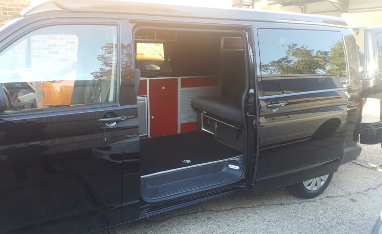 Duggie – VW T5 LWB Wohnmobil mit 4 Schlafplätzen