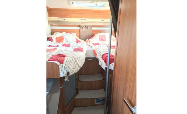 Modern Camper, automatic with air conditioning, TV and bicycle lift💪 fully equipped!