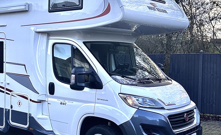 Charlie  –  Charlie Luxurious and modern 5 berth Roller Team