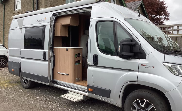 Our van  – Adria Sunliving camper met 2 slaapplaatsen. Zeer lage kilometerstand