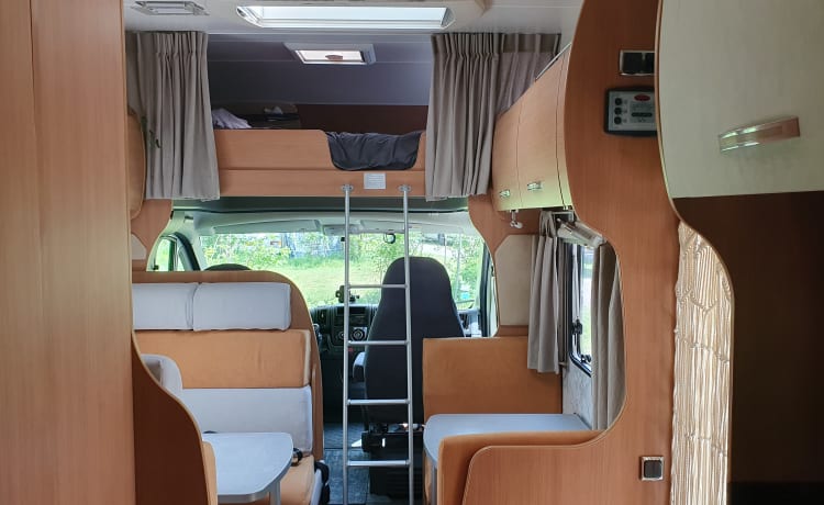 Lucky – Spacious and complete camper (7p-2012-euro5)