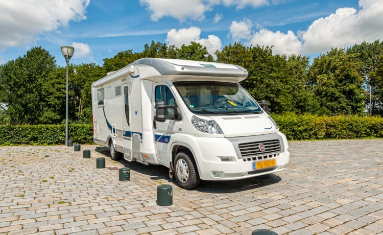 McJaCe – camping-car richement équipé pour 2 personnes avec douche et toilettes séparées