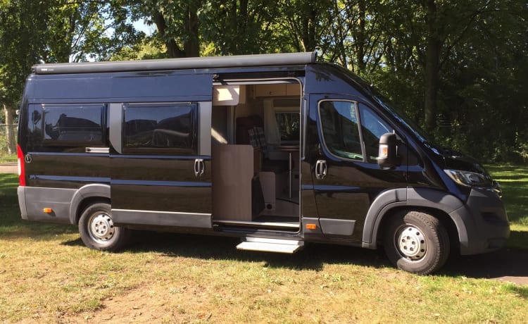 Black Beauty – 2p Citroën Pössl camperbus uit 2015