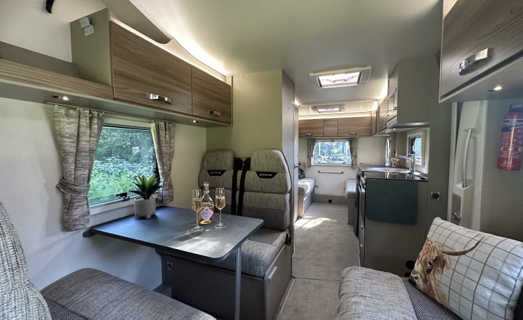 Swift 486 – Camper Swift 486, camper da 6 posti letto con portabiciclette