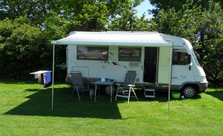 Spacious and cozy Hymer motorhome for 4 people!