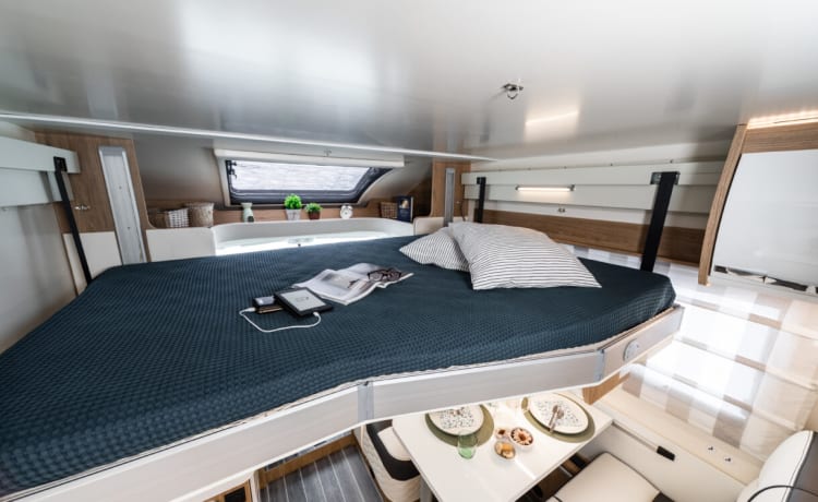 AutoRoller 747 – Volg Frank Campers - Luxe camper met 6 slaapplaatsen