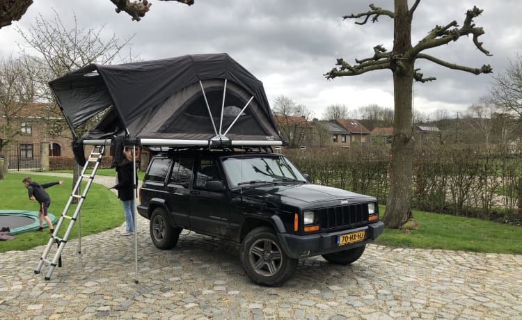 Black Beauty – Jeep Cherokee met Yuna Family rooftoptent