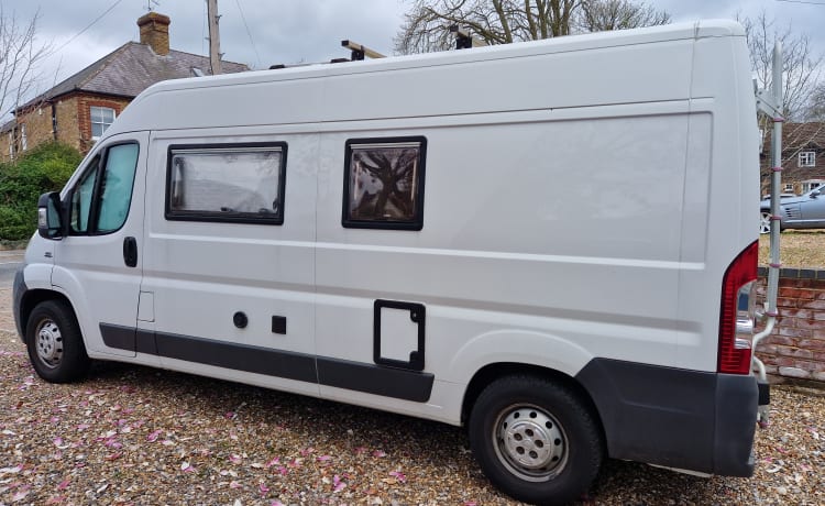 Max – 2/3 couchette Fiat Ducato 2010 autonome avec eau H&C, douche et WC