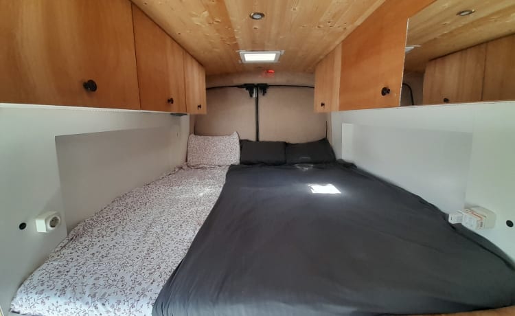 Findus  – Op avontuur met je gezin in een zelfbouwcamper ford transit (3 personen)