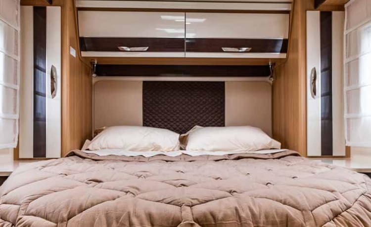 McLouis MC4 – Luxe & geheel nieuwe (2022) 4p McLouis semi-integraal met queensize bed