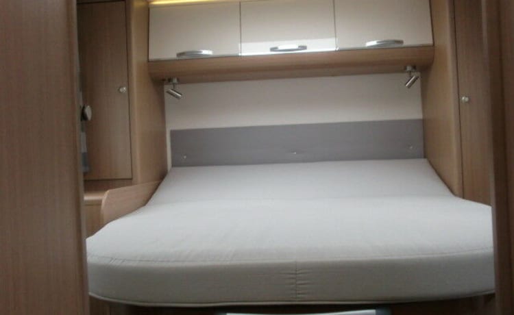 Sunliner – Semi-integrated with queen bed / 3.5 to / AHK 2000 kg