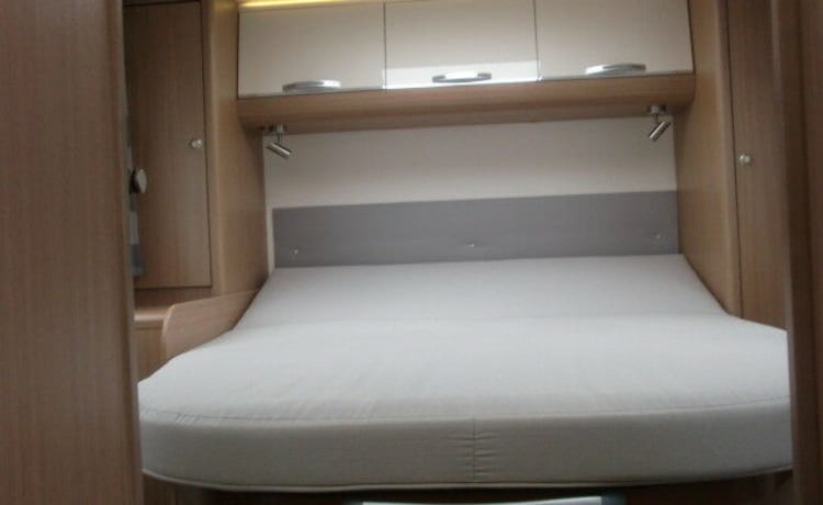 Sunliner – Teilintegrierter mit Queensbett / 3,5 to /  AHK 2000 kg 