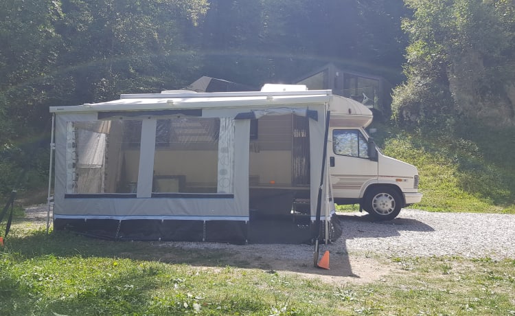 Hymer 4 personnes spacieux et très complet