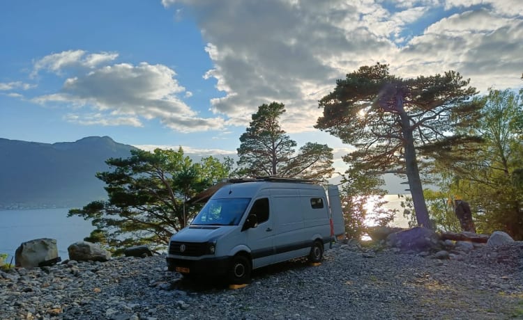 Keesie – Camper per autobus fuori rete Volkswagen Crafter con terrazza sul tetto