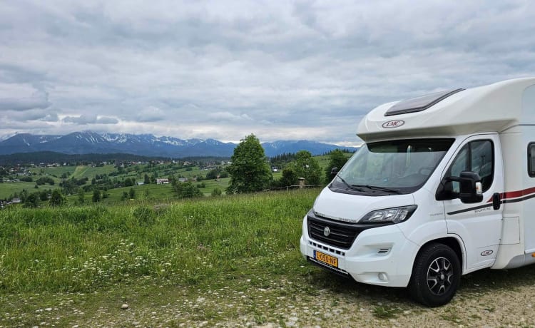 Bertha – Camping-car semi-intégral LMC Très Luxe, 2 ou 4 personnes (automatique)