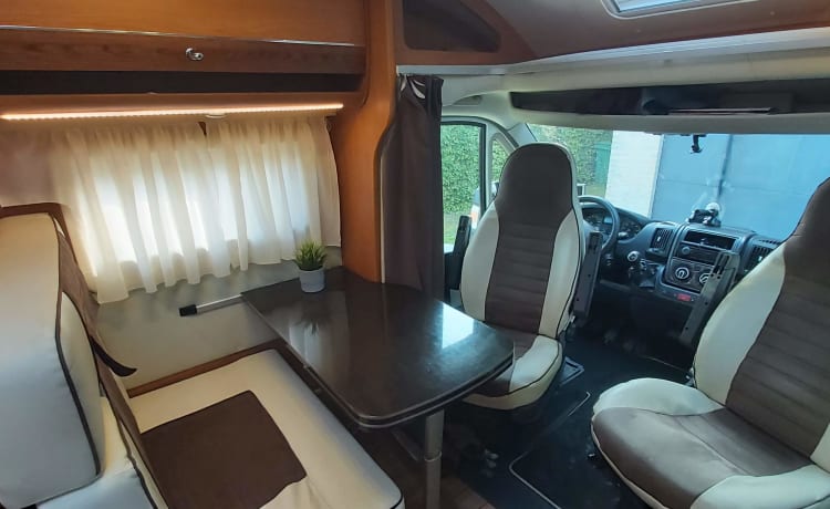 Very neat 6m camper for 3 people. Compact yet spacious!