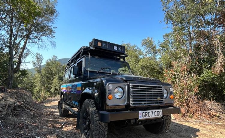 The Sheriff – Land Rover Defender Overland Adventure Camper mit 270 Vorzelt